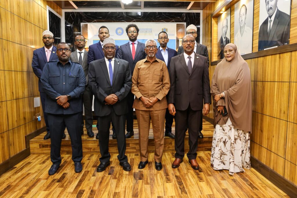 Guddoomiyaha Golaha Shacabka ee Baarlamaanka Jamhuuriyadda Federaalka Soomaaliya Mudane Sheekh Aadan Maxamed Nuur (Madoobe) iyo Guddoomiyaha Golaha Aqalka Sare Mudane Cabdi Xaashi Cabdullaahi ayaa soo xiray