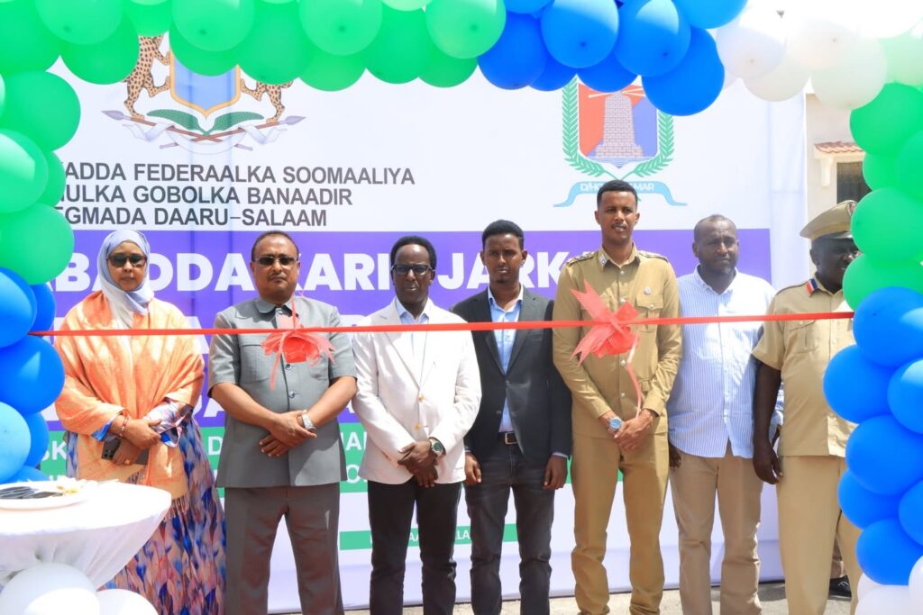 Guddoomiyaha Gobolka Banaadir ahna Duqa Magaalada Muqdisho, Mudane Xasan Maxamed Xuseen (Muungaab) ayaa maanta si rasmi ah xarigga uga jaray dhismaha waddada Daarusalaam wajigeeda labaad oo si casri ah loo dhisay.