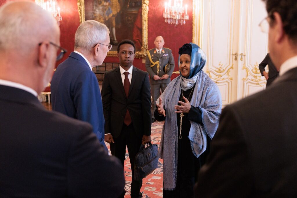 Safiirka Soomaaliya ee dalka Australia, Danjire Khadra Axmed Ducaale, ayaa waraaqaheeda aqoonsiga u gudbisay Madaxweynaha dalkaas
