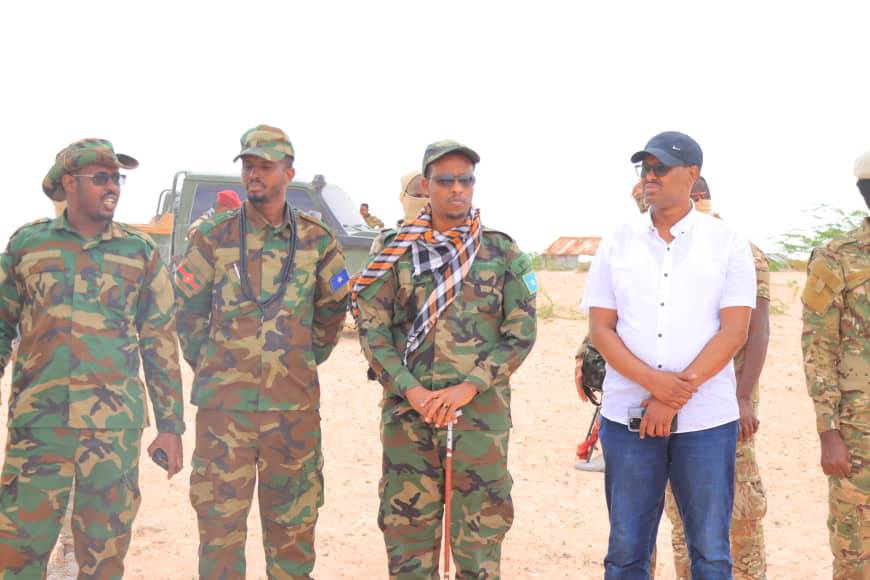 Taliyaha Ciidanka Dhulka Xoogga Dalka Soomaaliyeed, Jeneraal Sahal Cabdullaahi Cumar, oo ay wehliyaan Taliyihii hore ee Nabad Sugidda Qaranka