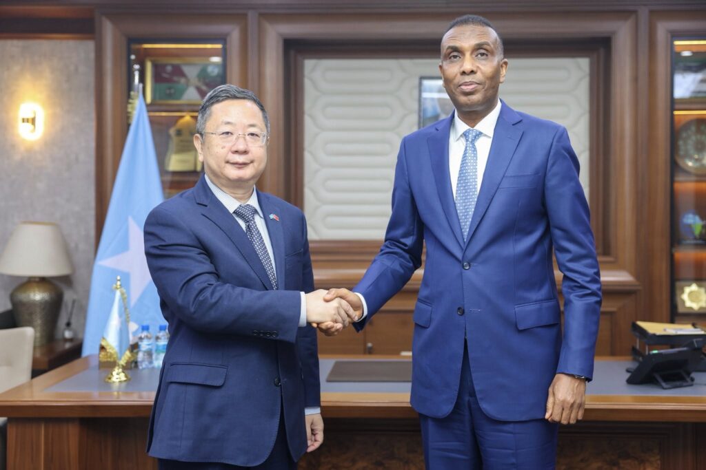 Ra’iisul Wasaaraha Xukuumadda Jamhuuriyadda Federaalka Soomaaliya Mudane Xamsa Cabdi Barre, ayaa xafiikiisa ku qaabilay Danjiraha Dowladda Shiinaha