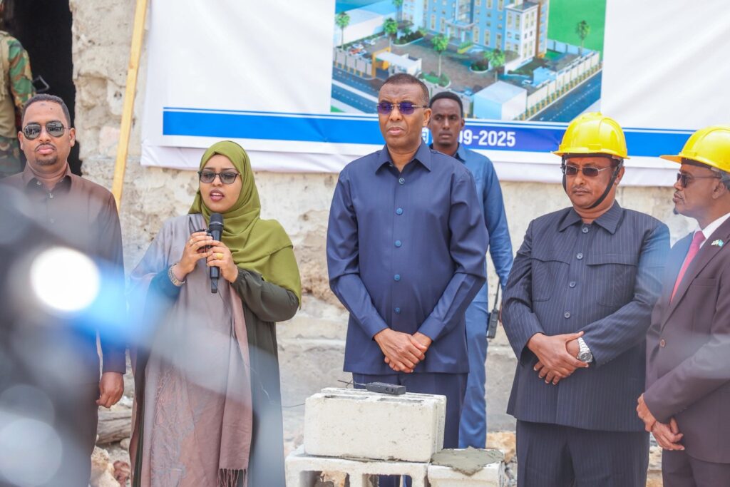 Ra’iisul Wasaaraha Xukuumadda Jamhuuriyadda Federaalka Soomaaliya, Mudane Xamse Cabdi Barre, ayaa maanta dhagax-dhigay xarunta Wasaaradda Waxbarashada, Hiddaha iyo Tacliinta Sare