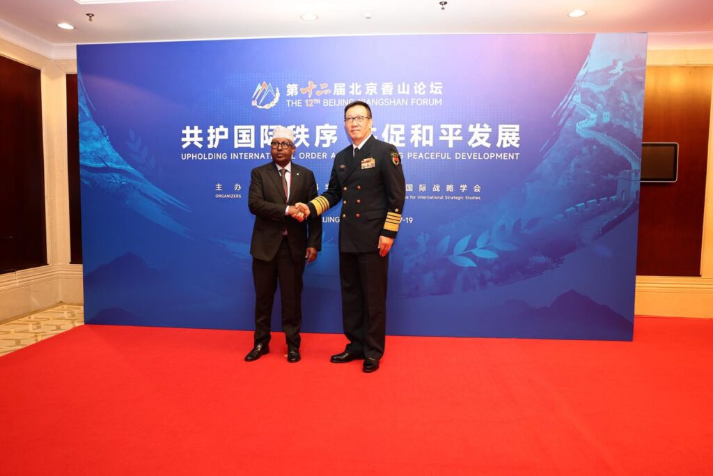 Wasiirka Gaashaandhigga JFS, Mudane Axmed Macallin Fiqi, ayaa magaalada Beijing kulan doceed kula yeeshay Wasiirka Difaaca Jamhuuriyadda Dallka Shiinaha