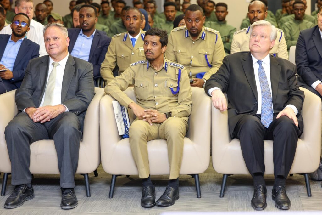 Taliyaha Ciidanka Booliiska Soomaaliyeed Sarreeye Guuto Asad Cismaan Cabdullaahi ayaa si rasmi ah usoo xiray tababar ay qaateen cutubyo ka tirsan Ciidanka gaarka ah ee Galeyr