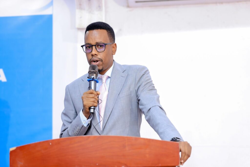 Dowladda Soomaaliya ayaa maanta dalka ku soo celisay 173 muwaadiniin ah oo laga soo daayay xabsiyada dalka Liibiya. Diyaaraddii sidday muwaadiniinta la soo celiyay ayaa Muqdisho keentay 151 qof, kuwaas oo u badan dhallinyaro. Waxaa si diirran ugu soo dhoweeyay garoonka Aadan Cadde masuuliyiin ay ka mid yihiin Ra’iisul Wasaare ku-xigeenka labaad ee XFS, Wasiirka iyo Wasiir ku-xigeenka Wasaaradda Arrimaha Dibedda, masuuliyiin ka socday Xafiiska Madaxweynaha JFS, Xafiiska Ergeyga Gaarka ah ee Madaxweynaha u qaabilsan soo-celinta muhaajiriinta iyo xuquuqda carruurta, Hay’adda Qaxootiga iyo Barakacayaasha Qaranka, Ergayga Gaarka ah ee Midowga Yurub, iyo Hay’adda IOM oo dowladda ka gacan siisay soo celinta muwaadiniinta. 22 ka mid ah dadka la soo celiyay ayaa laga dejiyay magaalada Hargeysa, halka 151 qof laga soo dejiyay magaalada Muqdisho. Dhallinyaradii laga soo dejiyay Muqdisho oo la hadlay warbaahinta ayaa muujiyay farxadda ay u qabaan in ay dalkooda hooyo dib ugu soo laabtaan, iyaga oo uga mahadceliyay dowladda dadaalka ay ku bixisay sidii looga soo saari lahaa xabsiyadii Liibiya ee ay dhibaatooyinka nololeed ku heysteen.