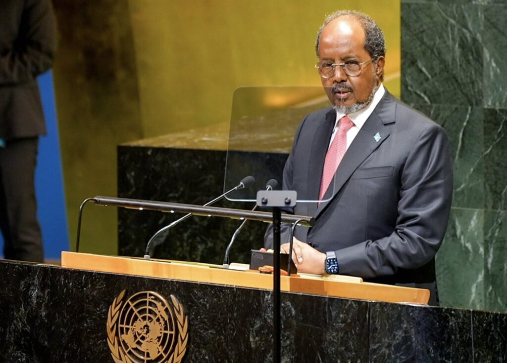 Madaxweynaha Jamhuuriyadda Federaalka Soomaaliya Mudane Xasan Sheekh Maxamuud oo khudbad ka jeediyey fadhiga 80aad ee Golaha Guud ee Qaramada Midoobay ayaa soo bandhigay duruufaha adag ee Soomaaliya ay ka gudubtay,