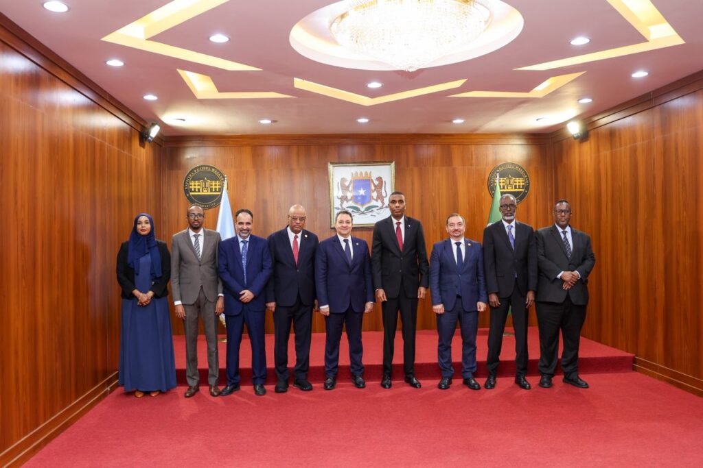 Ra’iisul Wasaaraha Xukuumadda Jamhuuriyadda Federaalka Soomaaliya, Mudane Xamse Cabdi Barre, ayaa maanta qaabilay wafdi sare oo ka socda Ururka Jaamacadda Carabt