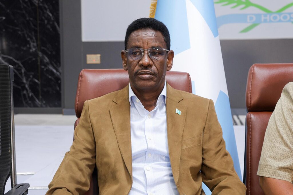 Wasiirka Amniga Gudaha Xukuumadda Federaalka Soomaaliya Mudane Cabdullaahi Sheekh Ismaaciil (Fartaag), ayaa guddomiyay shir looga hadlayey amniga caasimadda