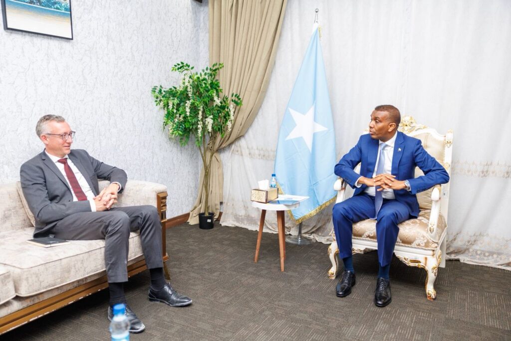 Ra’iisul Wasaaraha Xukuumadda Jamhuuriyadda Federaalka Soomaaliya, Mudane Xamsa Cabdi Barre, ayaa xafiiskiisa ku qaabilay Safiirka dowladda Jarmalka