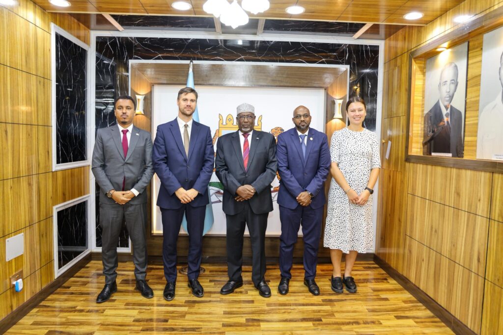 Guddoomiyaha Golaha Shacabka ee Baarlamaanka Jamhuuriyadda Federaalka Soomaaliya Mudane Sheekh Aadan Maxamed Nuur (Madoobe) ayaa xafiiskiisa ku qaabilay safiirka Dowladda UK u fadhiya Soomaaliya Charles King