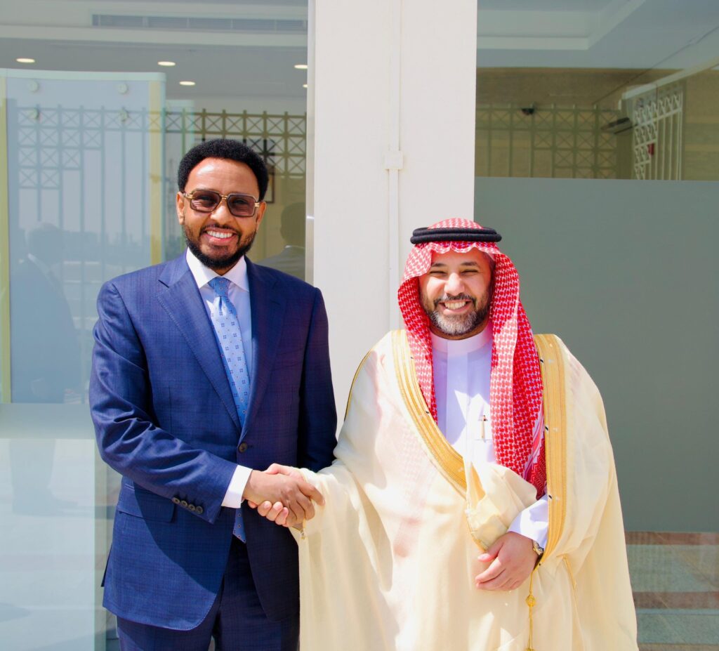 Wasiirka Wasaaradda Maaliyadda Xukuumadda Federaalka Soomaaliya mudane Biixi Imaan Cige iyo wafdi uu hoggaaminayo