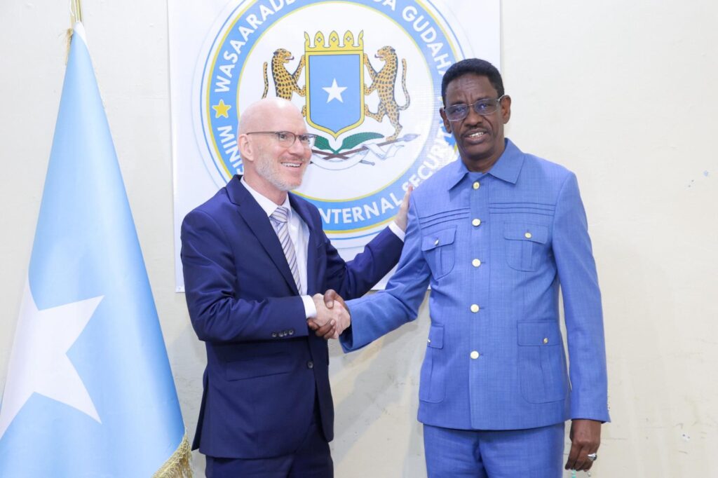 Wasiirka Amniga Gudaha Xukuumadda Federaalka Soomaaliya, Mudane Cabdullaahi Sheekh Ismaaciil (Fartaag), ayaa la kulmay Ergeyga Gaarka ah ee Xoghayaha Guud ee Qaramada Midoobay