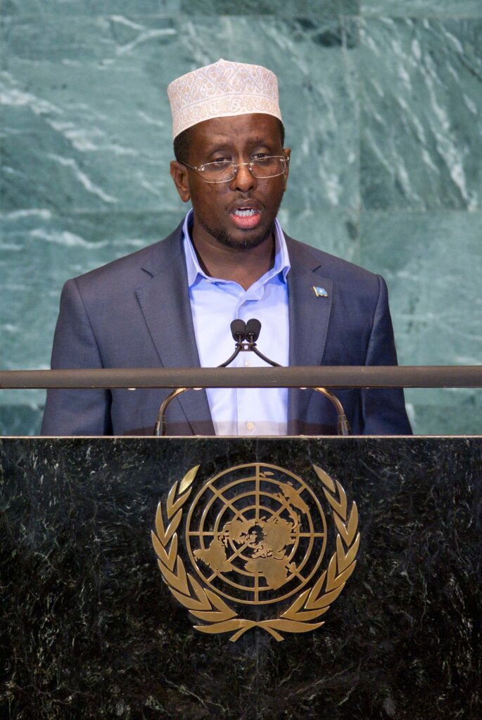 Madaxweenihii hore soomaaliya mudane sh shariif sh axmed oo canabreyey werarki lagu qaaday muwadin soomaliyeed