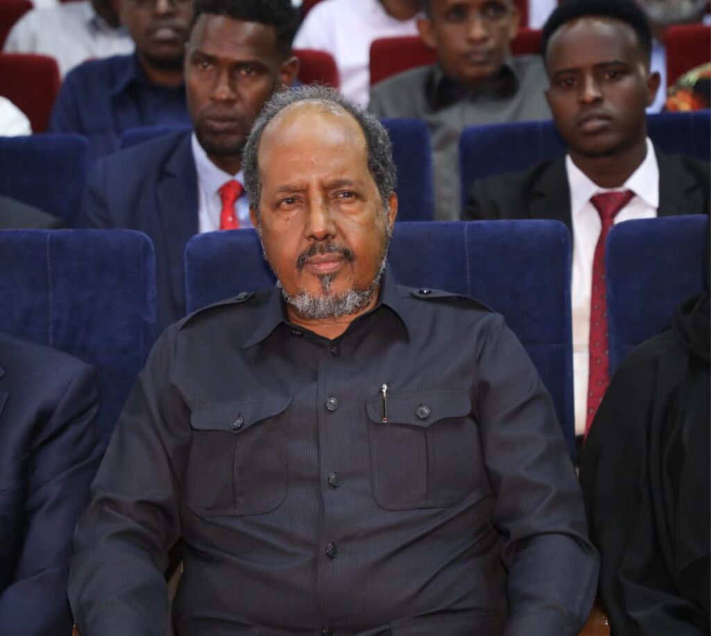 madaxweenaha soomaaliya oo ka qeeb galay mahadcelinta hawlawdeenada imtixaanka
