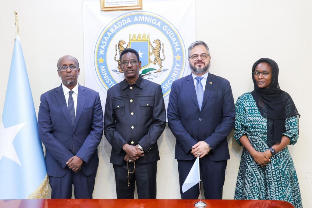 Wasiirka Amniga Gudaha Soomaaliya, Mudane Cabdullaahi Sheekh Ismaaciil Fartaag, ayaa maanta xafiiskiisa ku qaabilay Madaxa Hay’adda IOM ee Qaramada Midoobay,