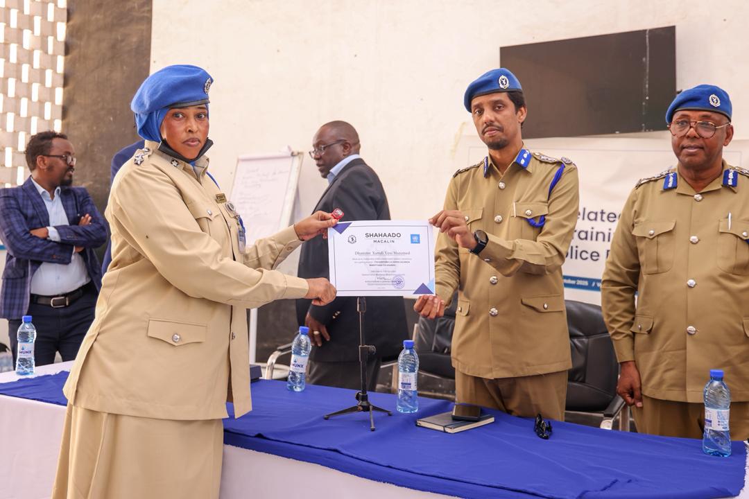 Taliyaha Ciidanka Booliska Soomaaliyeed Sarreeye Guuto Asad Cismaan Cabdullaahi ayaa gabdho ka tirsan Ciidanka Booliska u soo xiray tababar