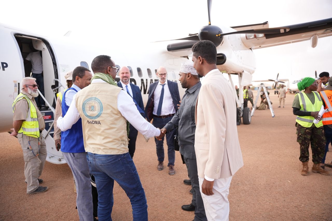 Wafdi uu hoggaaminayo Guddoomiyaha Hay’adda Maareynta Musiibooyinka Maxamuud Macalin Cabdulle